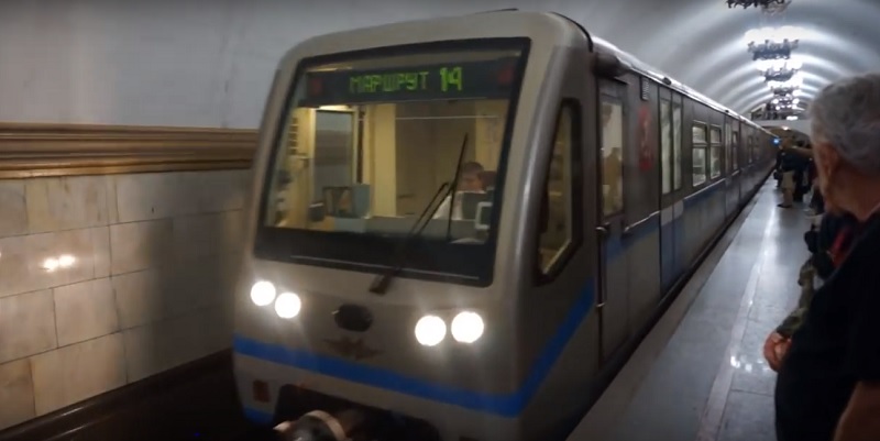 Moskauer Metro fährt die Silvesternacht durch